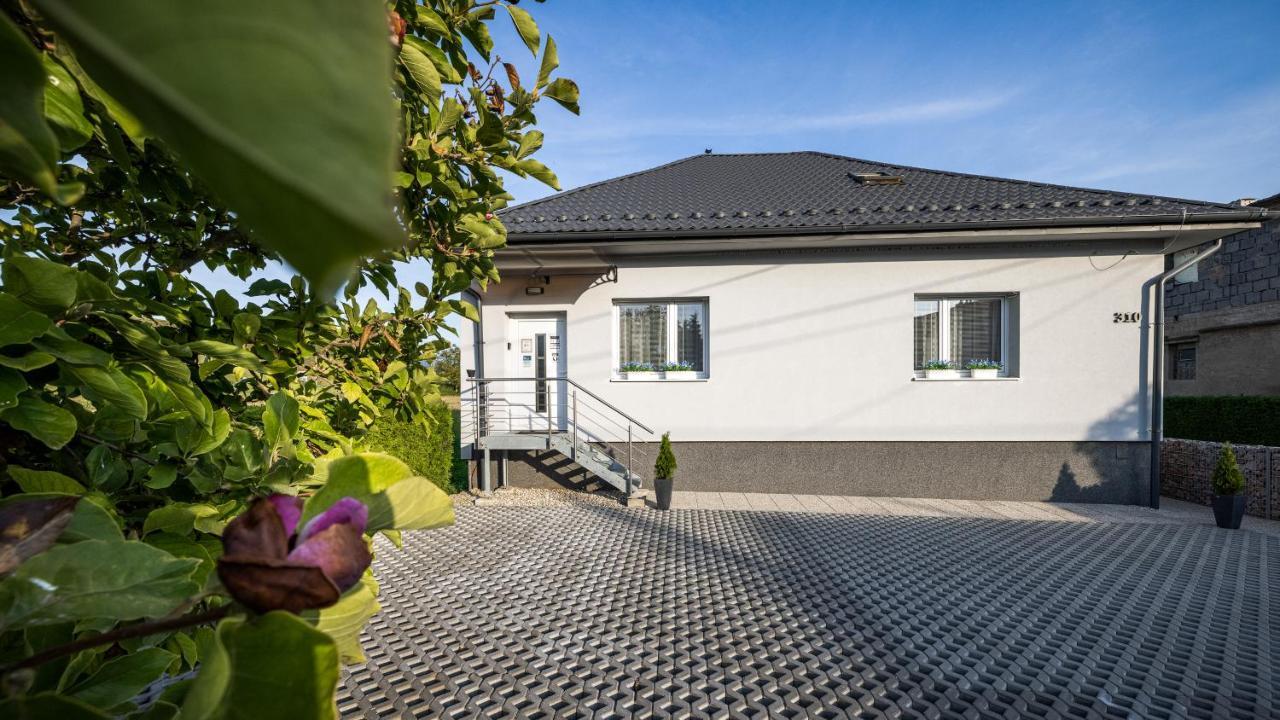 Ubytovanie Magnolia Hotel Lipany Eksteriør billede